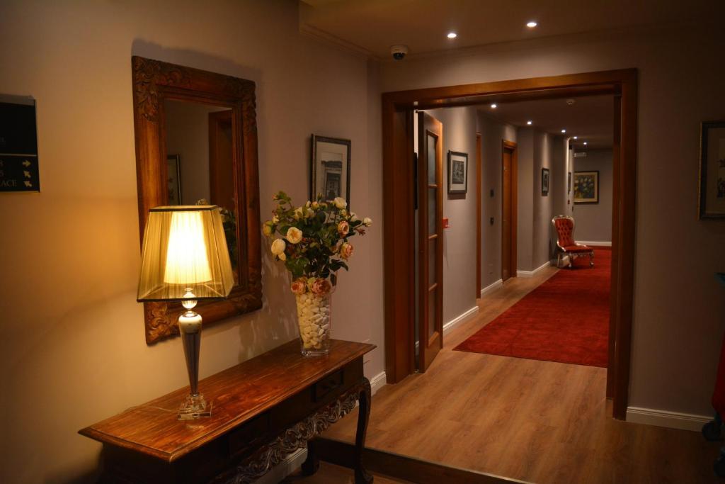 Classic Hotel Тирана Экстерьер фото