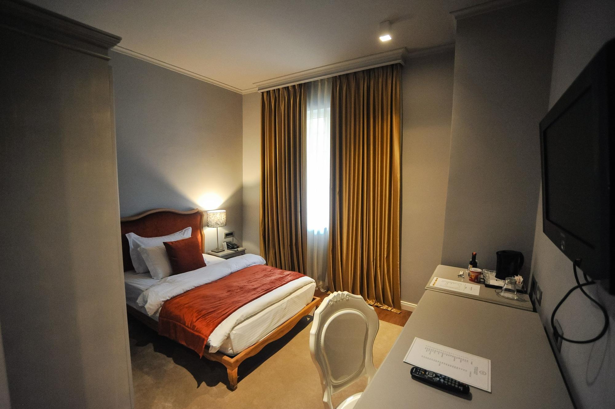 Classic Hotel Тирана Экстерьер фото